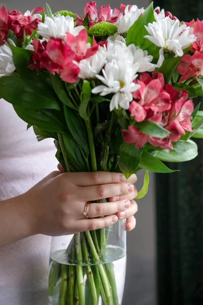 Mãos Mulher Mantêm Vaso Flores Crisântemos Alstroemeria — Fotografia de Stock