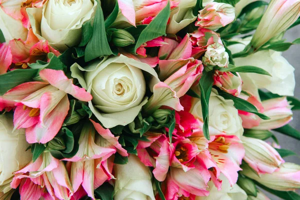 Букет Білих Троянд Рожевих Альстромерій Багато Квітів Весільний Букет — стокове фото