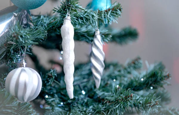 Bolas Azules Blancas Carámbanos Árbol Navidad Con Luces —  Fotos de Stock