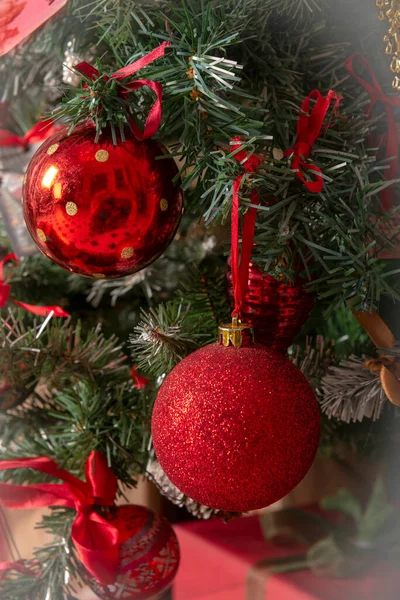Piros Karácsonyi Labdák Egy Díszített Karácsonyfa Közelről — Stock Fotó