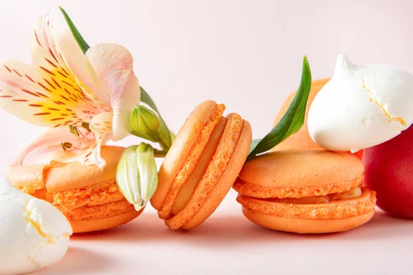 Pfirsich Makronen Kekse Baiser Französische Kekse Mit Gelber Alstroemeria Blume — Stockfoto