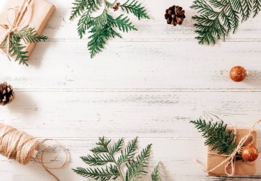 2 hediye kutusu, eşkıyanın yeşil dalları, köknar dalları, kozalaklar, Altın Noel topları, beyaz ahşap arka plan, kozalaklı dallar, kopyalama alanı,