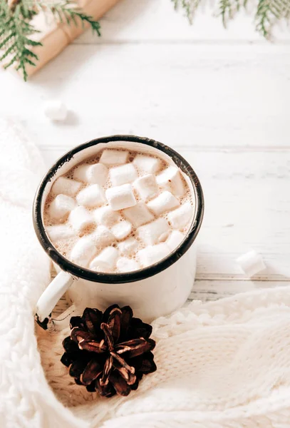 Hrnek Kakaa Marshmallows Horkou Čokoládou Bílým Svetrem Kornouty Dárkovou Krabičkou — Stock fotografie