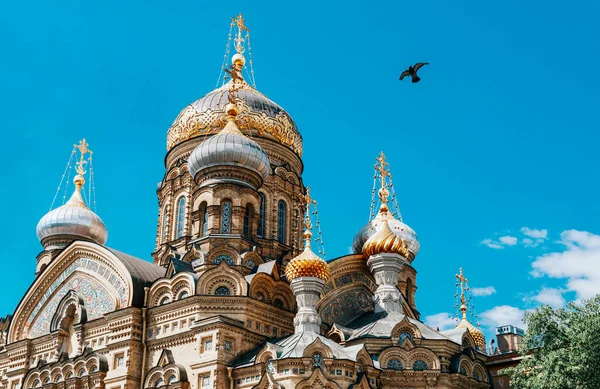 Dômes Une Église Orthodoxe Contre Ciel Bleu Une Colombe Dans — Photo