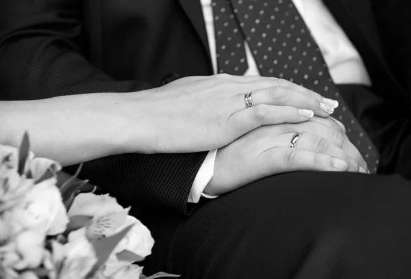 Manos Novia Novio Con Anillos Bodas Oro Recién Casados — Foto de Stock