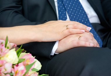 Altın alyanslı gelin ve damadın elleri, yeni evliler, düğün