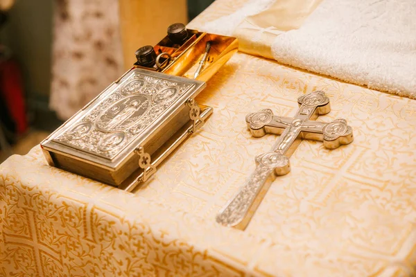 キリスト教の金の十字架 教会の黄金の布に油のボトル — ストック写真