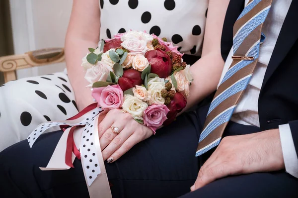 Sposa Sposo Che Tengono Mano Bouquet Della Sposa Una Coppia — Foto Stock