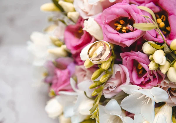 Bukiet Ślubny Różowymi Białymi Kwiatami Złote Obrączki Ślubne Ślubny — Zdjęcie stockowe
