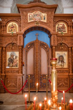 Ortodoks Kilisesi 'nde ikonlar, mumlar ve yaldızlı ahşap sunak.