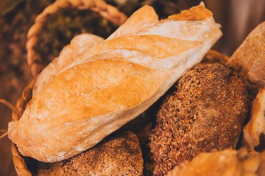 Buğday ekmeği, bir sepet çavdar ekmeği.