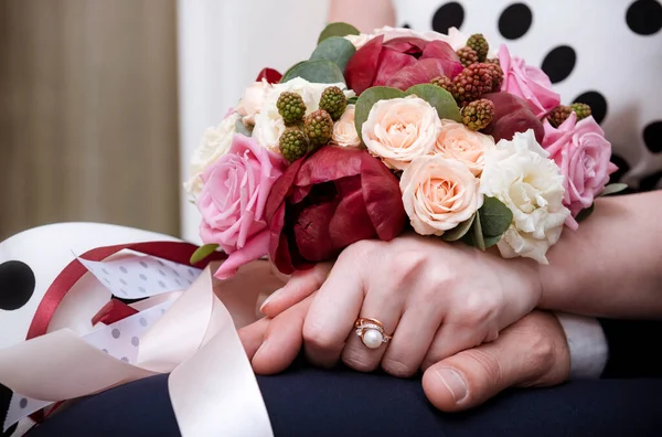 Noiva Noivo Segurar Mãos Buquê Noiva Marrom Rosas Brancas Flores — Fotografia de Stock