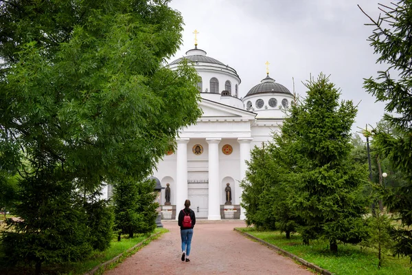 Igreja Ortodoxa Branca Entre Árvores São Petersburgo Homem Caminha Longo — Fotografia de Stock