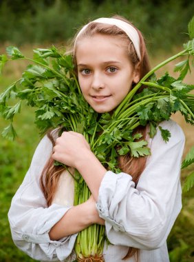 11 yaşında, doğasında kereviz olan bir beyaz kız.