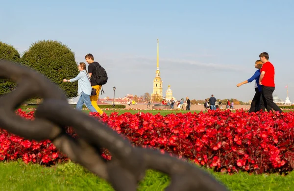 Les Gens Marchent Dans Parc Par Une Journée Ensoleillée Peter — Photo