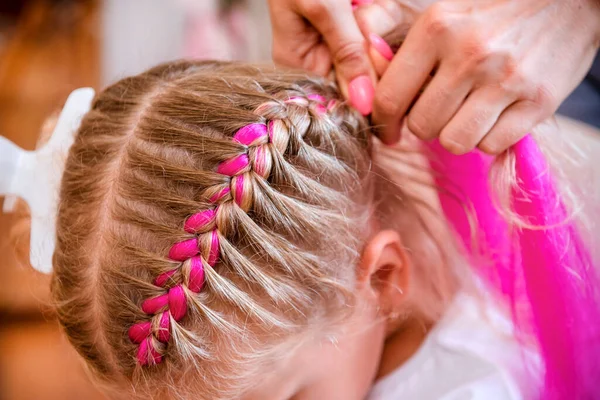 Blonde Mädchenzöpfe Mit Rosa Strähnen Haare Friseur — Stockfoto