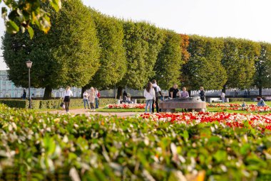 Vasilievsky adası, 27 Eylül 2020 'de Saint Petersburg, Rusya' da bir parkta yürüyor.