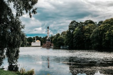 Saint Petersburg 'da bir göleti ve kıyıda doğu tarzı bir köşkü olan ağaçlar.