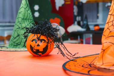 Masada 1 portakallı balkabağı, yeşil ve sarı cadı şapkaları