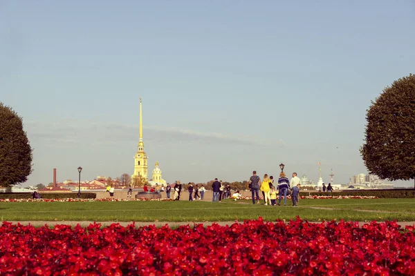 Pessoas Caminham Parque Dia Ensolarado Peter Paul Fortaleza São Petersburgo — Fotografia de Stock