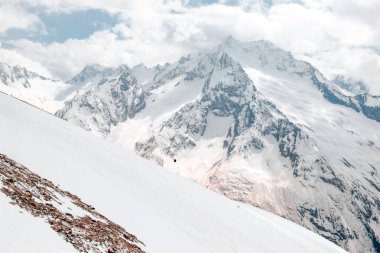 Kuzey Kafkasya, dağ vadisi, karlı tepeler, dağ manzarası