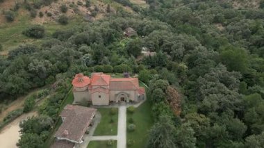 Hava aracı, tarihi bir yer olan San Pedro de Rocas manastırına yavaşça eğiliyor.