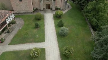 Meleklerin tarihi kilisesinin yükselen hava manzarası yemyeşil bir ormanla çevrilidir.