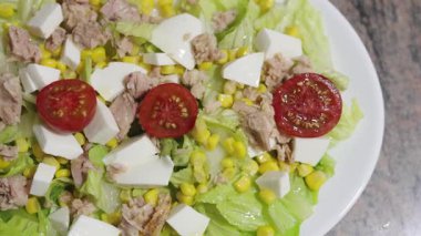 Ton balığı, mozzarella, domates, marul ve mısırlı taze salata.