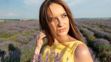 Lavander Field Üzerinde Güzel Genç Kadın