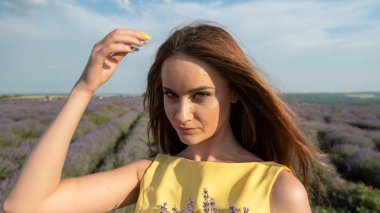 Lavander Field Üzerinde Güzel Genç Kadın