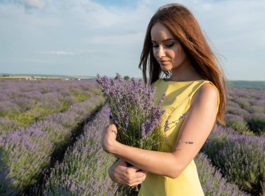 Lavander Field Üzerinde Güzel Genç Kadın