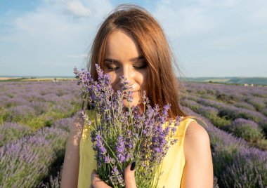 Lavander Field Üzerinde Güzel Genç Kadın