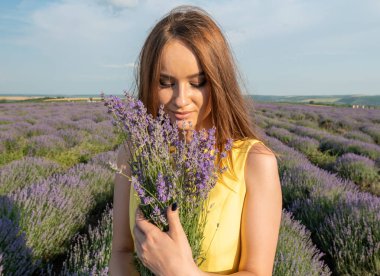 Lavander Field Üzerinde Güzel Genç Kadın