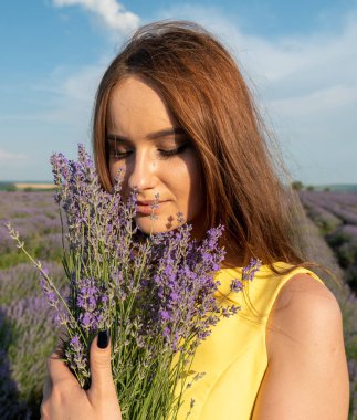 Lavander Field Üzerinde Güzel Genç Kadın