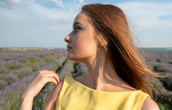 Lavander Field Üzerinde Güzel Genç Kadın