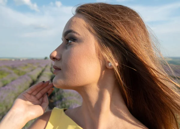 Lavander Field Üzerinde Güzel Genç Kadın