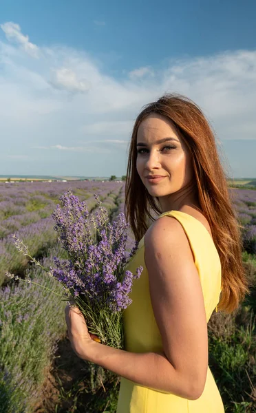 Lavander Field Üzerinde Güzel Genç Kadın