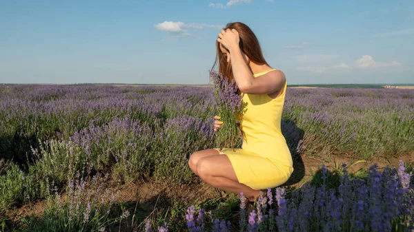 Lavander Field Üzerinde Güzel Genç Kadın