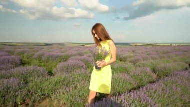 lavanta alanında seksi kız