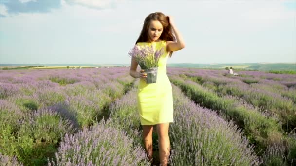 Sexig Tjej Lavendel Fältet — Stockvideo