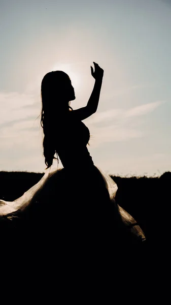 Bella Sposa Nel Campo Grano Tramonto — Foto Stock