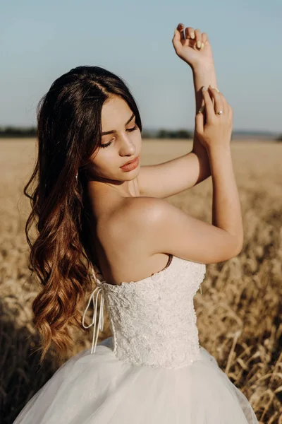 Hermosa Novia Campo Trigo Atardecer — Foto de Stock