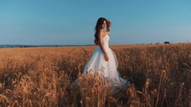 Gün batımında buğday tarlasında güzel gelin