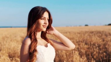 Gün batımında buğday tarlasında güzel gelin