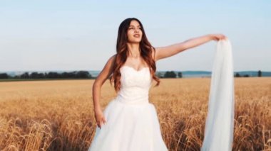 Gün batımında buğday tarlasında güzel gelin