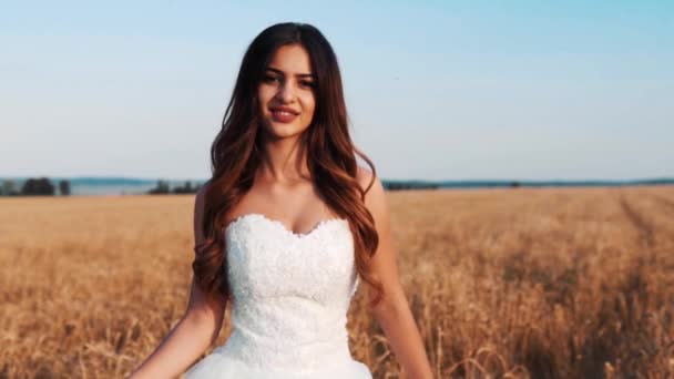 Krásná Nevěsta Pšeničném Poli Při Západu Slunce — Stock video