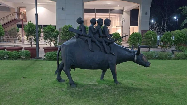 Alışveriş Sanatla Buluştu: Alışveriş Merkezi Girişlerinde Yaratıcı Gösteriler. Yüksek kalite fotoğraf