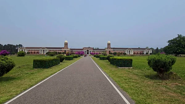 FRI Kampüsü, Dehradun 'da Eğitim Mükemmelliği. Yüksek kalite fotoğraf