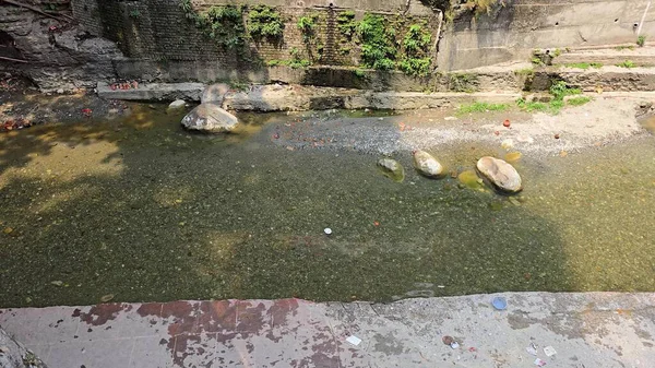 Doğanın Fısıltıları: Hindistan Nehir Kıyıları Boyunca Taşlar. Yüksek kalite fotoğraf