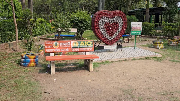 Hindistan 'da canlı çiçeklerle dolu yemyeşil bir park. Yüksek kalite fotoğraf